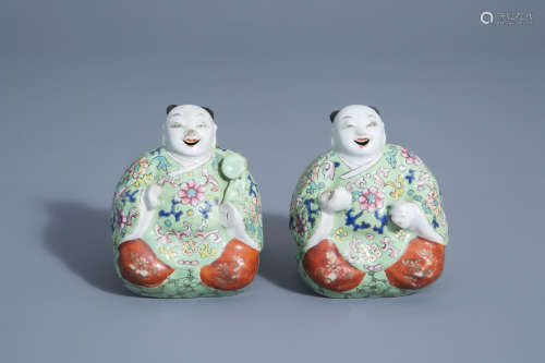 A pair of Chinese famille rose wall suspension joss stick holders, 19th/20th C.