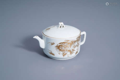 A Chinese gilt decorated 'Fu lions' teapot and cover 19th/20th C.