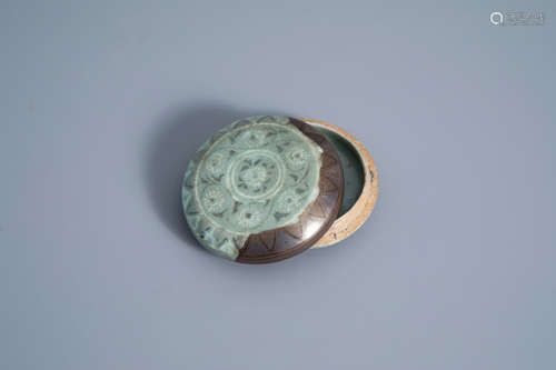 A Korean celadon seal paste box with floral design, probably Goryeo/Joseon, 14th/15th C.