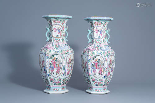 A pair of hexagonal Chinese famille rose vases with warrior scenes and floral design, 19th/20th C.