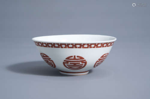 A Chinese iron red 'Shou' bowl, Guangxu mark, 19th/20th C.