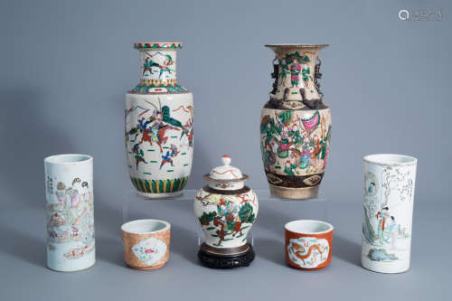 A varied collection of Chinese Nanking crackle glazed and famille rose porcelain, 19th/20th C.
