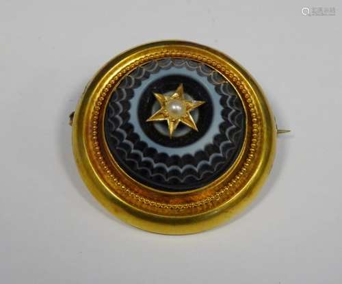 Victorian gold, banded agate and seed pearl circular brooch in fitted box