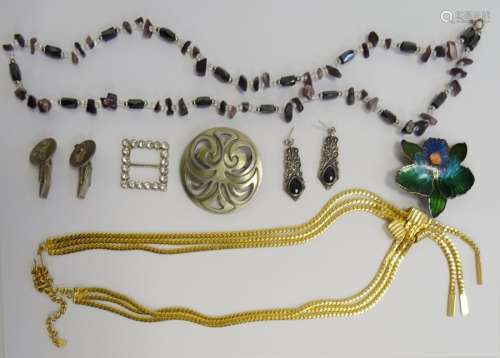Quantity of costume jewellery, some boxed, to include brooches, necklaces, etc (1 box)