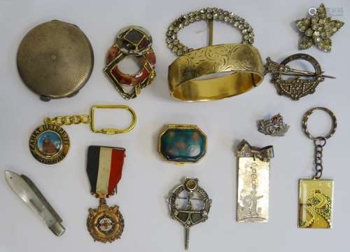 Silver compact, circular and engine-turned, small quantity of costume jewellery and jewellery