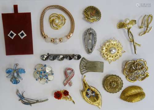 Large quantity of sundry costume jewellery to include silver bracelets, dress rings, etc (4 boxes)
