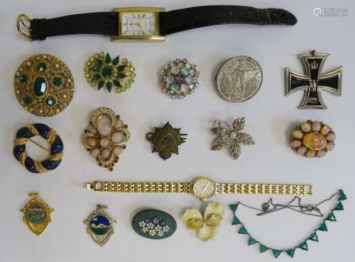 Large quantity of gilt metal and other costume jewellery (1 tray)