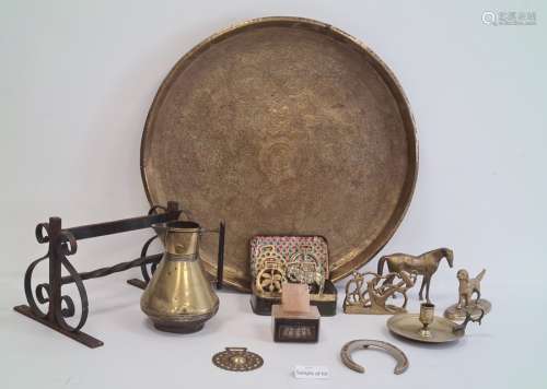 Large circular brass tray, other brassware and metalware items to include horse brasses, etc