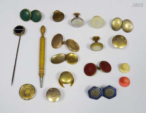 Quantity of gold and gold-coloured dress studs and cufflinks to include a pair of 18ct gold dress