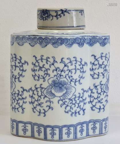 Chinese porcelain blue and white quatrefoil tea caddy and cover, printed in underglaze blue with