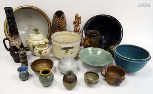 Quantity of studio pottery to include bowls, vases, figurative items, etc (21)