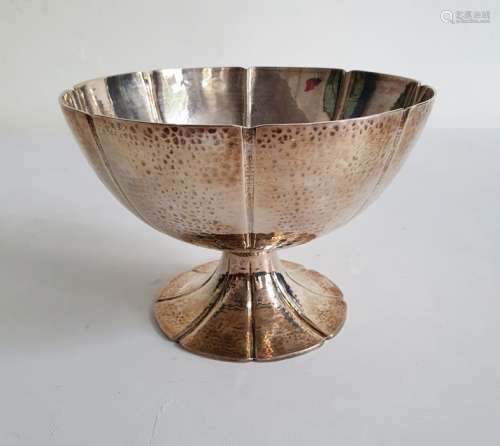 Early 20th century silver circular pedestal bowl of octafoil circular shape, with hammered