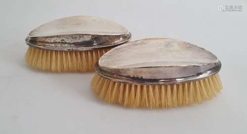 Pair of early 20th century gentleman's silver-mounted oval hairbrushes, of plain form (some small