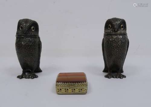 Pepperette and salt in the form of owls and an onyx and white metal pill box (3)