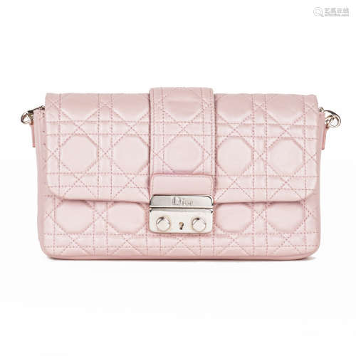 Dior粉色斜挎包