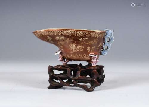 A SMALL BROWN GLAZE GILT CUP WITH STAND QING