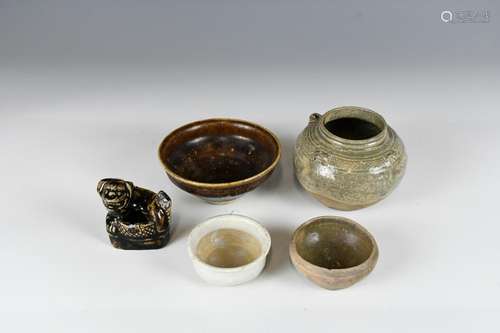 FIVE SMALL PORCELAIN ARTICLES