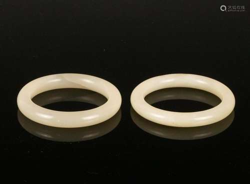 A PAIR OF JADE BANGLES, QING