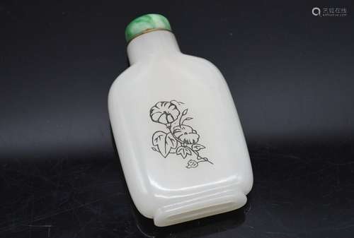 A WHITE JADE SNUFF BOTTLE 18TH C