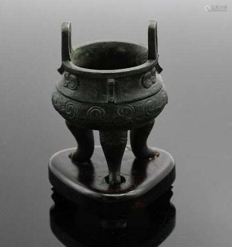 A SMALL TRIPOD BRONZE INCENSE BURNER MING