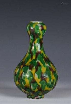 A SANCAI GLAZED GARLIC-MOUTH BOTTLE VASE XUANDE MA