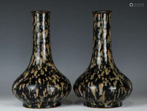 A PAIR OF CIZHOU WARE VASES