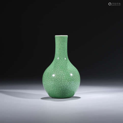 清十八世纪 哥绿釉天球瓶