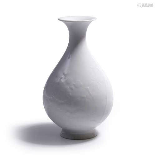清十八世纪 白釉模印庭院竹石图玉壶春瓶