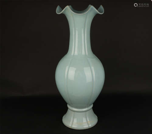 CLAIR-DE-LUNE LOBED VASE