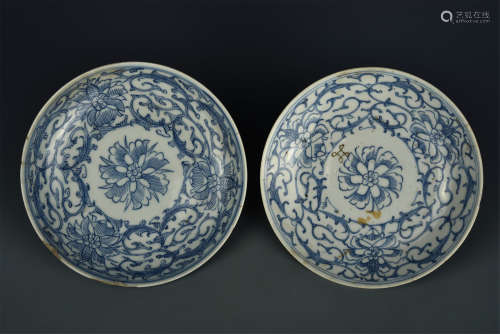 PAIR BLUE AND WHITE PLATES QING DYNASTY