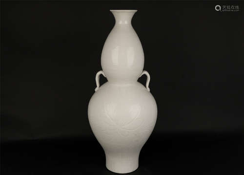 WHITE GLAZED GOURD SHAPED VASE