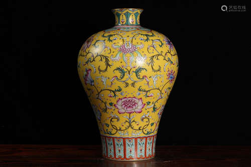 A Chinese Yellow Famille Rose  Twine Pattern Porcelain Vase