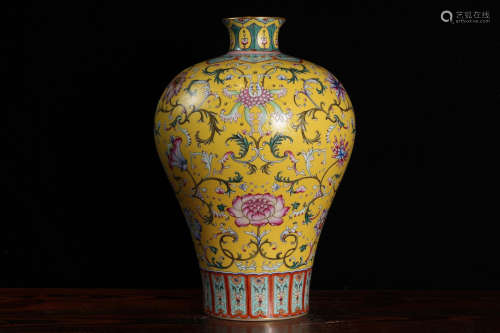 A Chinese Yellow Famille Rose  Twine Pattern Porcelain Vase