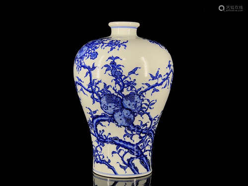 A Chinese Blue and White Floral Porcelain Vase