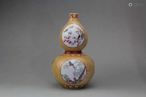 A Chinese Famille Rose Flower&Bird Pattern Porcelain  Gourd-shaped Vase
