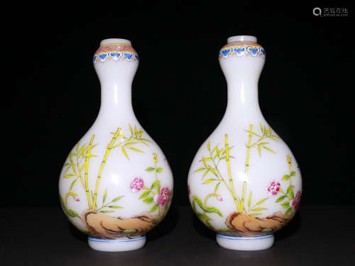 A Pair of Chinese Flower&Bird Pattern Glassware Garlic-head Bottle
