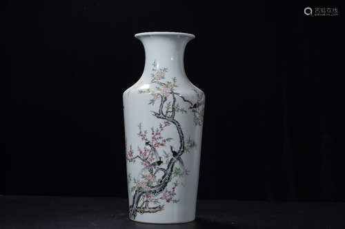 A Chinese Famille Rose Flower&Bird Pattern Porcelain Vase