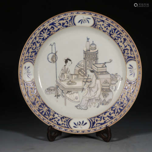 A Chinese Tricolour Figure Painted Porcelain Plate
