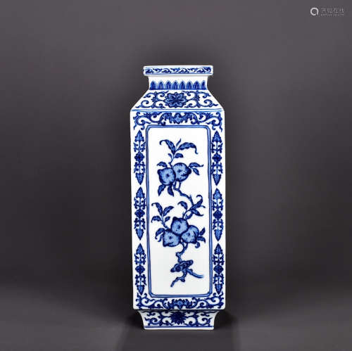 A Chinese Blue and White Floral Porcelain Vase