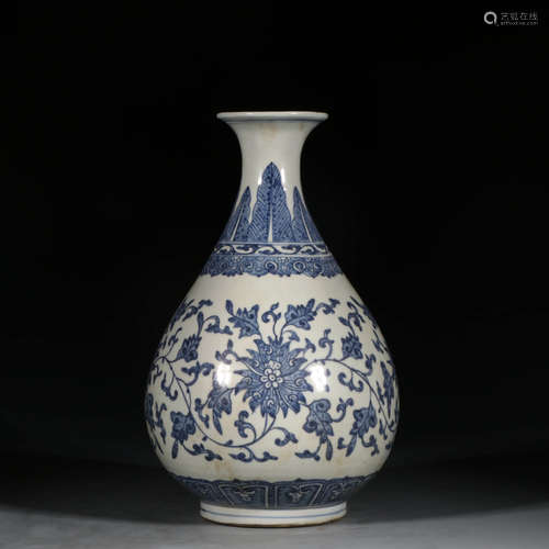 A Chinese Blue and White Floral Porcelain Vase