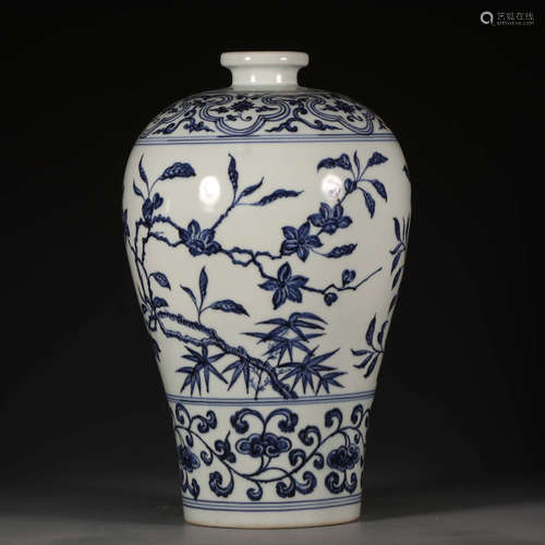 A Chinese Blue and White Floral Porcelain Vase