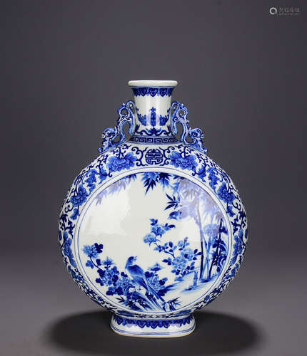 A Chinese Blue and White Floral Porcelain Oblate Vase