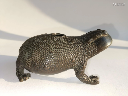 MING DYNASTY BRONZE CARVED TOAD-SHAP…