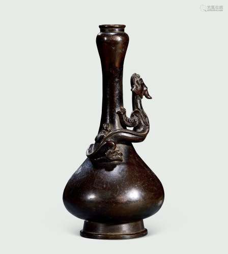 清 铜螭龙纹长颈瓶