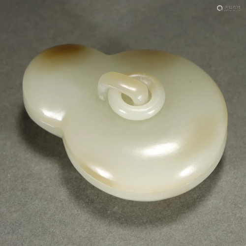 A VERY FINE CARVED WHITE JADE BOX