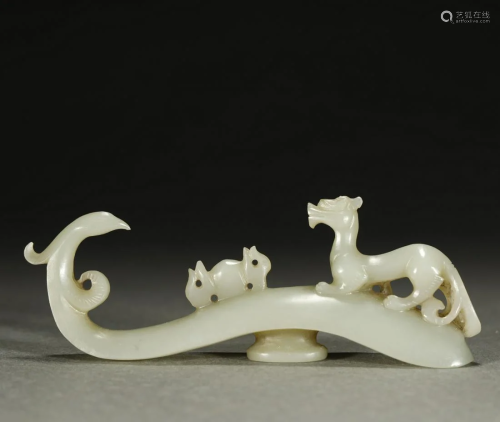 A VERY FINE CARVED WHITE JADE GARMENT HOOK