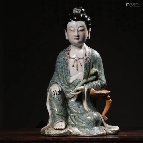 A VARY FINE FAMILLE-ROSE GUANYIN