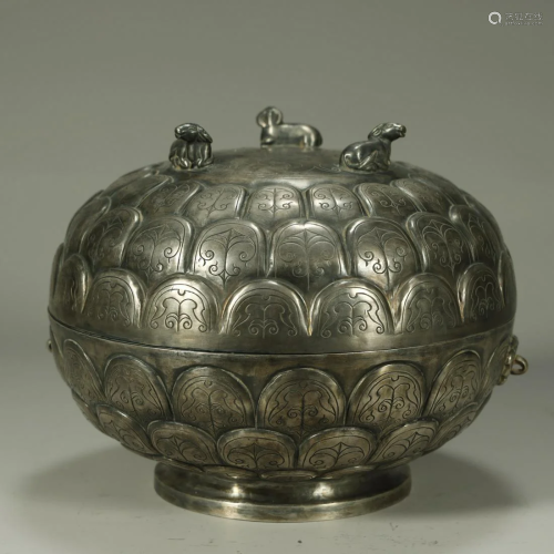 AN VERY FINE SILVER LOTUS-SHAPED BOX