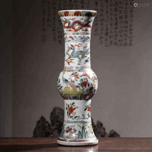 A MAGNIFICENT IMPERIAL WUCAI VASE