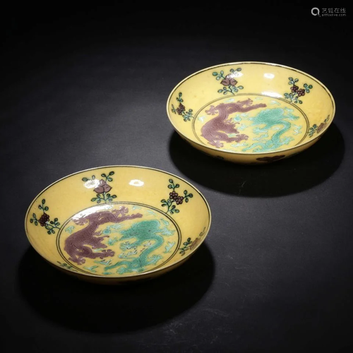 A PAIR OF YELLOW GROUND DRAGON DISH